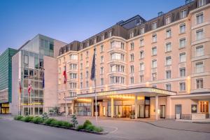 een weergave van de voorkant van een hotel bij Sheraton Grand Salzburg in Salzburg