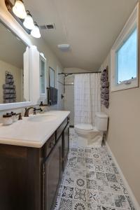 ein Bad mit einem Waschbecken und einem WC in der Unterkunft Spacious Downtown Jackson Retreat- Historic Hangout in Jackson