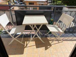 2 chaises et une table sur un balcon dans l'établissement Voce 'e notte, à SantʼAntonio Abate