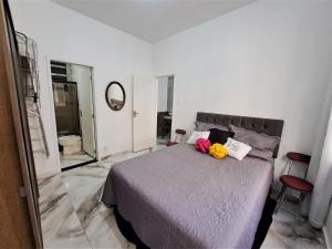 um quarto com uma cama com dois bichos de peluche em Estúdio completo entre Botafogo e Copacabana no Rio de Janeiro