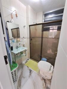 een badkamer met een douche, een toilet en een wastafel bij Estúdio completo entre Botafogo e Copacabana in Rio de Janeiro