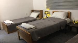 En eller flere senge i et værelse på بيت العُمري (ام قيس)