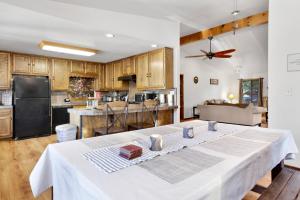 una cocina con una gran mesa blanca en una habitación en 2330-Maple Leaf Retreat chalet, en Big Bear City