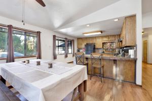 cocina con mesa blanca en una habitación en 2330-Maple Leaf Retreat chalet, en Big Bear City