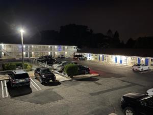 un estacionamiento con autos estacionados frente a un edificio en Point Pleasant Inn, en Point Pleasant Beach