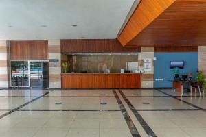 eine leere Lobby eines Krankenhauses mit Empfang in der Unterkunft Marriott Maracay Golf Resort in Maracay