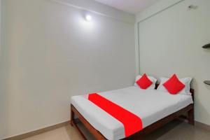 Postel nebo postele na pokoji v ubytování Hotel O K S Inn Hotel