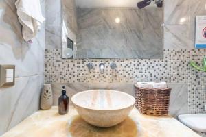 łazienka z dużą umywalką na ladzie w obiekcie DICI Coliving Housing The Friends Room w mieście Cabo San Lucas