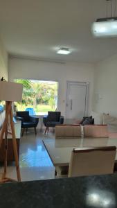 - un salon avec des canapés et des chaises dans l'établissement Casa da Fé, à Cachoeira Paulista