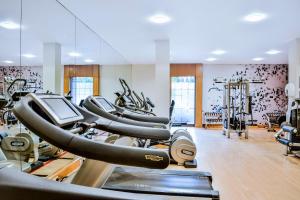 a gym with several treadmills and exercise bikes at Sheraton Skyline Hotel London Heathrow in Hillingdon
