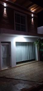 een huis met een garage met een deur en verlichting bij 3 cuadra polideportivo in San Vicente