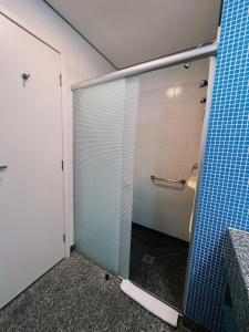 y baño con ducha y puerta de cristal. en BH PARA 2 - HOTEL LUXO Apartamento Particular Savassi, en Belo Horizonte