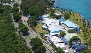 eine Luftansicht eines Resorts in der Nähe des Wassers in der Unterkunft Residencial Parque del Este, Clásico Victoriano, 4-A in Los Tres Ojos de Agua
