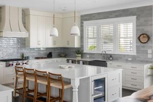 Η κουζίνα ή μικρή κουζίνα στο Beachfront Pool Outdoor Kitchen Firepit Putting Green