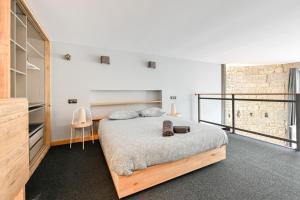 a bedroom with a bed and a brick wall at Le petit Sully charmant 4 Pers Foch in Lyon