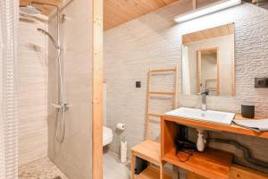 a bathroom with a sink and a shower at Le petit Sully charmant 4 Pers Foch in Lyon