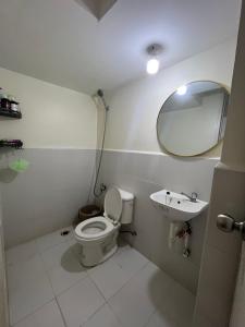 Comfyplace5 in Urban Deca Homes Manila في مانيلا: حمام مع مرحاض ومغسلة ومرآة