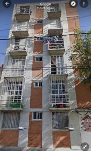 un edificio alto con ventanas y balcones. en Aeropuerto CDMX, foro sol, la casa de Leo, en Ciudad de México