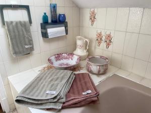 uma casa de banho com um lavatório e uma banheira em MAISON AU CALME à COTE DE SENLIS - Proche stade de France - Jeux Olympiques em Fleurines