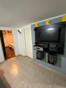 a living room with a flat screen tv on a wall at Exclusiva casa céntrica in Chascomús