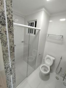 a bathroom with a shower and a toilet at Caldas Novas Spazzio Diroma com acesso ao Vulcao todos os dias in Caldas Novas