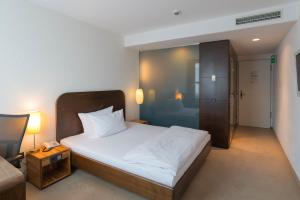 Postel nebo postele na pokoji v ubytování Corbin München Airport Business Hotel