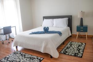 una camera da letto con un letto con un fiocco blu sopra di Cozy Get Away Somerville a Somerville