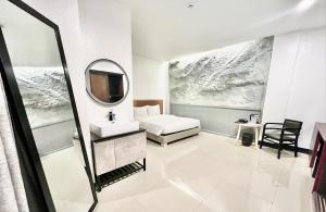 uma casa de banho com um lavatório e um espelho em Hotel Halo em Angeles
