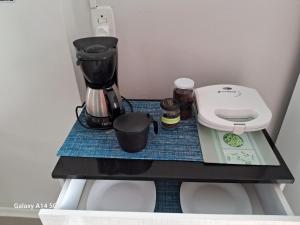 una encimera negra con una cafetera. en Villa Holística, en Nova Petrópolis