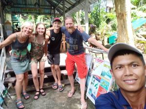 een groep mensen die poseren voor een foto bij Sea View Bungalow in Phi Phi Don