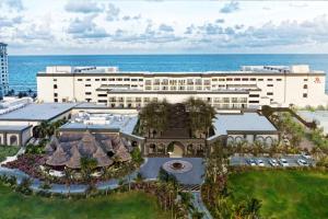 widok z powietrza na ośrodek z oceanem w tle w obiekcie Marriott Cancun, An All-Inclusive Resort w mieście Cancún