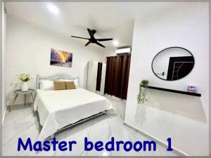 a bedroom with a bed and a ceiling fan at Modern HS Sweet Homestay Kuantan in Kuantan