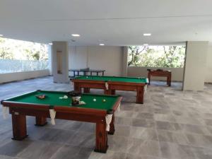 a room with two pool tables in a room at HOTELParque Veredas flat 327 VISTA PARA PISCINA ASCESSO AO RIO AO LADO DO HOT PARK FABULOSO in Rio Quente