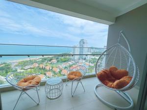 A balcony or terrace at Ken's House -The Sóng Condotel Vũng Tàu