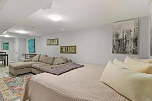1 dormitorio con 1 cama grande y 1 sofá en Cozy North Side Oasis, en Chicago