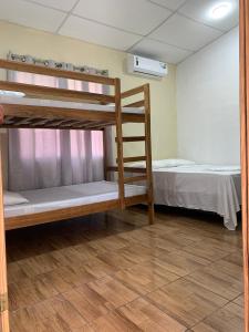 Двухъярусная кровать или двухъярусные кровати в номере Tropical Vibes Beach House
