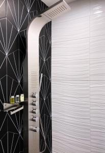 a bathroom with a black and white tiled wall at Retreat at Crystal Manatee in Crystal River