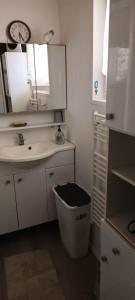 une cuisine avec un évier et une horloge murale dans l'établissement Les Hortensias, à Sangatte 56 autres photos