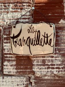 una señal colgando de una pared de ladrillo con las palabras sean agradecidos en La Tranquillette, en Villecroze