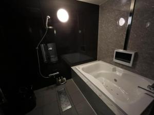 A bathroom at ホテル ジェムジェム 十三