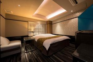 A bed or beds in a room at ホテル ジェムジェム 十三
