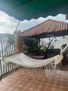 uma rede em frente a um gazebo em Posada del sol em Manta