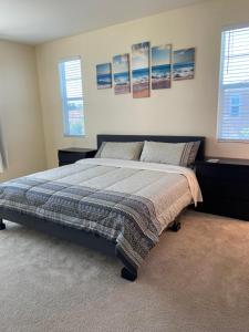 a bedroom with a bed in a room at Spacious and modern home near Temecula wineries in Murrieta