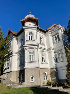 Un gran edificio con una torre encima. en Villa Reder, en Bad Sauerbrunn 21 fotos más