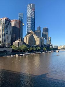 uitzicht op een stad met een rivier en gebouwen bij Private Rooms in Clayton South Near Monash Uni in Clayton North