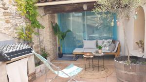 Posedenie v ubytovaní Maison avec Jacuzzi et terrasse sur les toits
