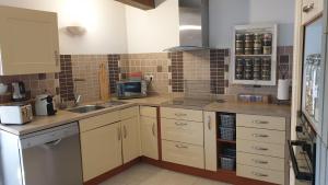Kuchyňa alebo kuchynka v ubytovaní Maison avec Jacuzzi et terrasse sur les toits
