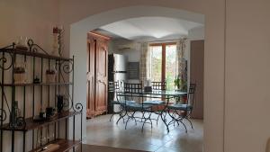 Kuchyňa alebo kuchynka v ubytovaní Maison avec Jacuzzi et terrasse sur les toits + 27 fotografií