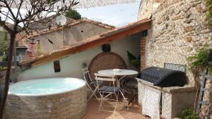 Fotografia z galérie ubytovania Maison avec Jacuzzi et terrasse sur les toits v destinácii Brignon
