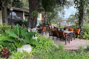 un gruppo di tavoli e sedie in giardino di Narai - Home Stay in Thapthan (A) a Ban Nong Chum Saeng